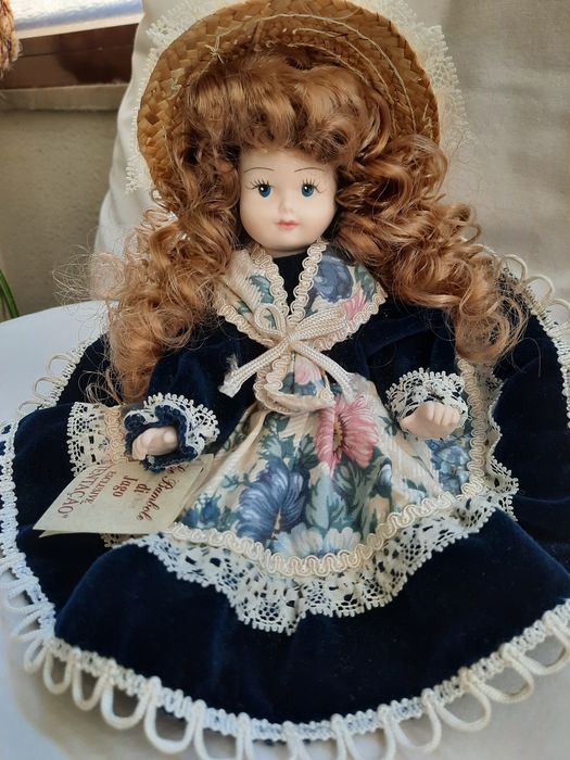 Boneca de porcelana/  Novo Preço