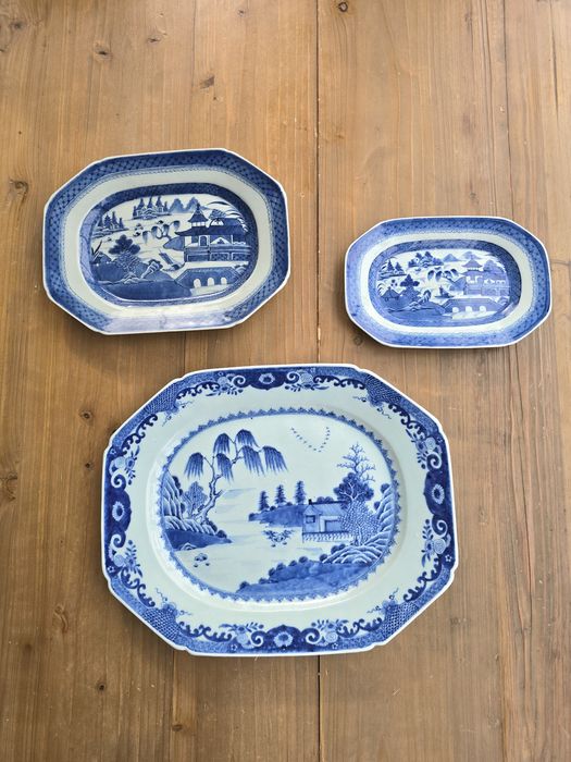 Travessas oitavadas em porcelana chinesa de exportação, atribuíveis a finais do século XVIII