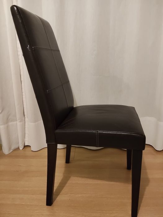 Cadeira de pele castanha com pés em wengue