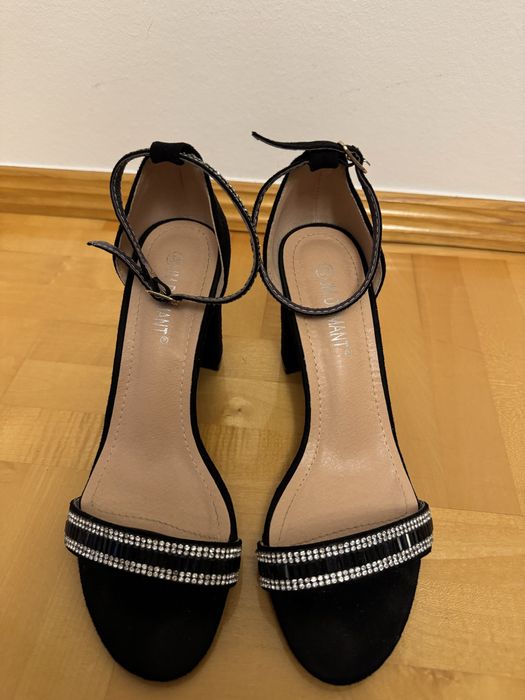 Czarne buty na obcasie