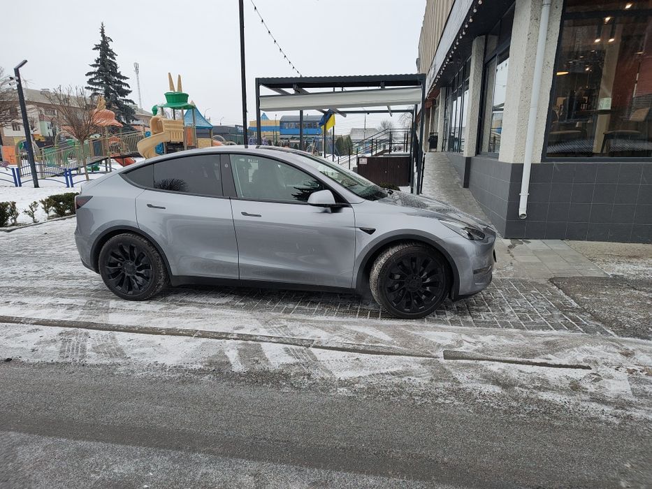 Tesla model y 2025 року, dual motor  long range 7 місць