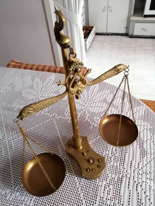 Balança de Pratos Antiga, em latão, com pesos