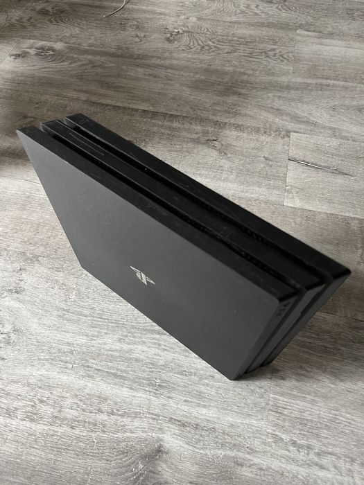 PS4 PRO 1TB+ pad i ładowarka do padów