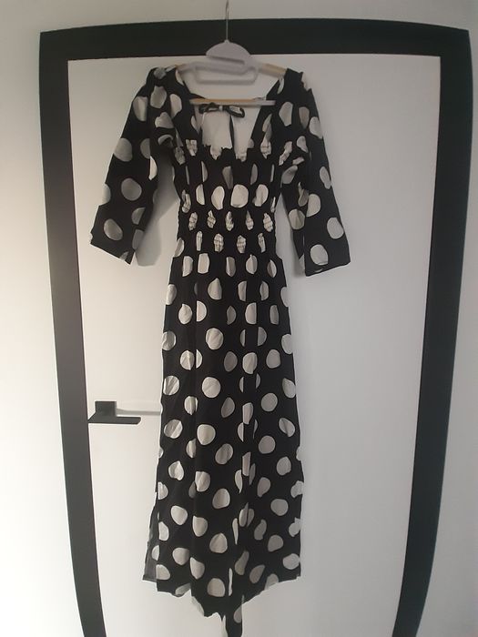 Sukienka czarna w grochy, długa.