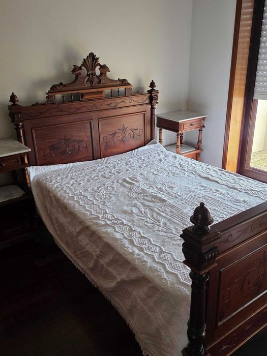 Cama de casal e duas mesas de cabeceira com tampo de mármore - construído em madeira maciça de mogno