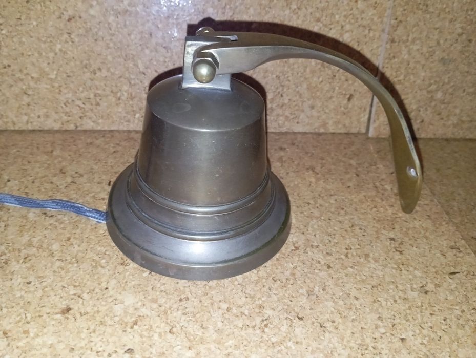 Sino em latão com suporte