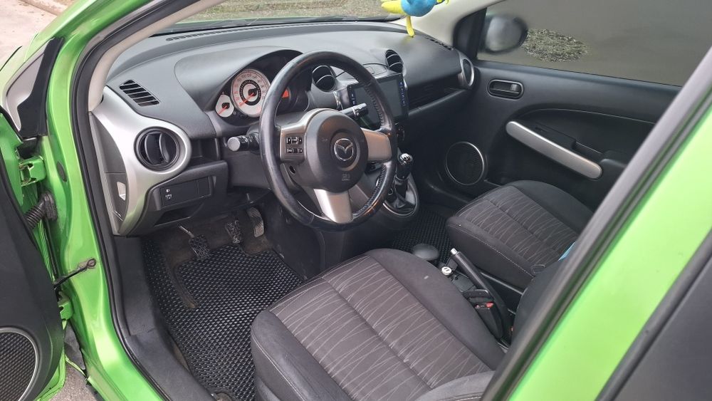 Продам машину Mazda 2