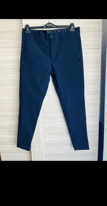 Spodnie garniturowe z zamkami na nogawkach