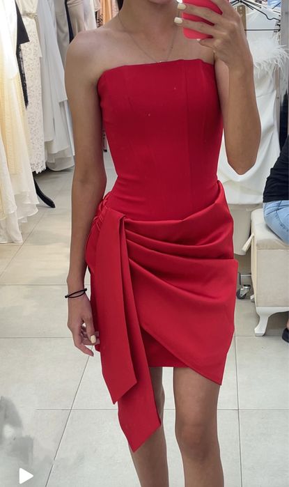 Червона міні сукня, стильна та яскрава, у відмінному стані в розмірі x