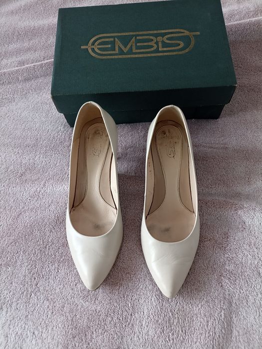 Kremowe czółenka na obcasie