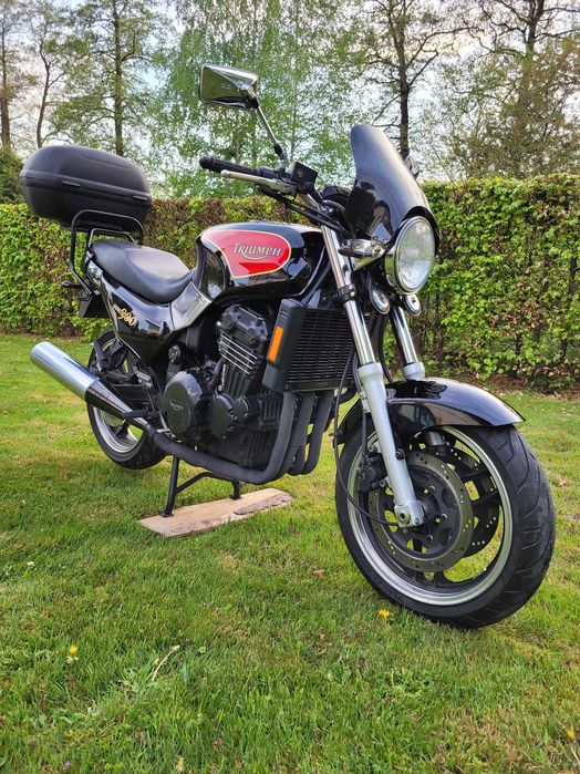 TRIUMPH TRIDENT 900