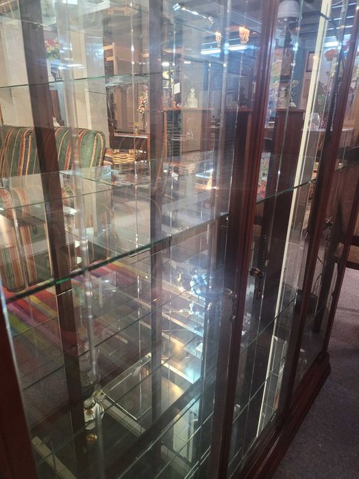 Cristaleira em madeira com fundo em espelho e prateleiras em vidro