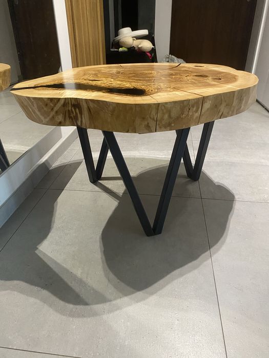 Stolik z dużego plastra jesionu z żywicą loft-96/78cm