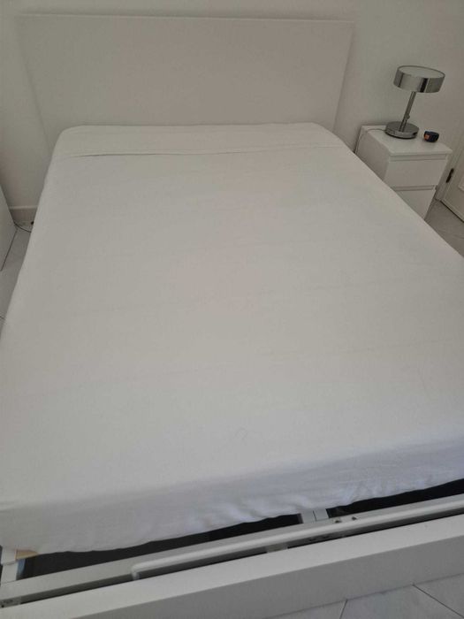 Cama com estrado elevatório