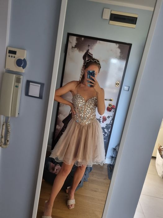 Przepiękna bogato zdobiona sukienka