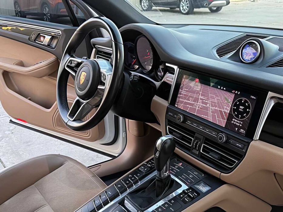 Porsche Macan      2021