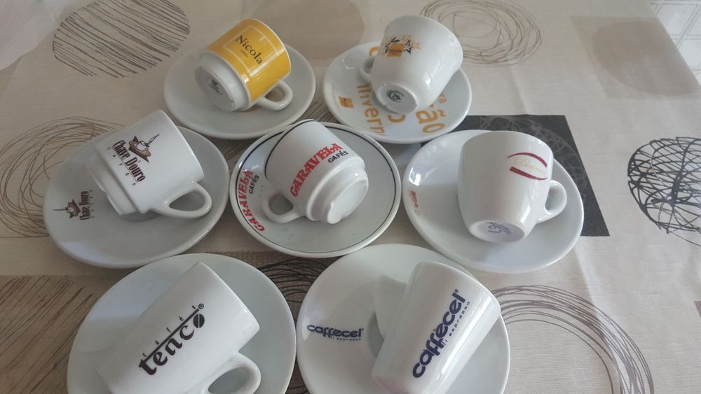 Diversas chávenas de coleção