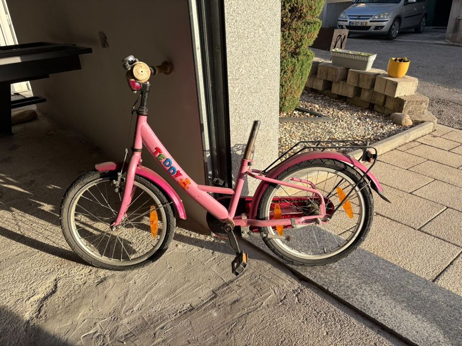 Bicicleta rosa infantil