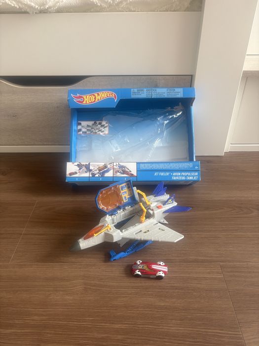 Літак заправщик з машинкою hot wheels