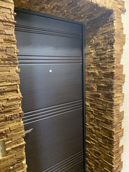 Продам 2-х кімнатну. КВАРТИРУ+ РЕМОНТ, ЦЕНТР, Комора 25м2 с.РЕВНЕ