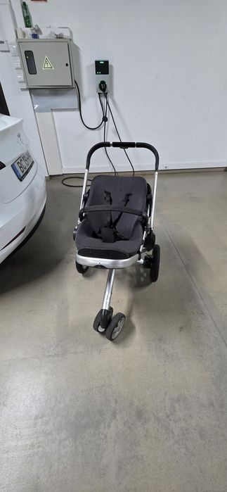 Carrinho de bebé marca Quinny