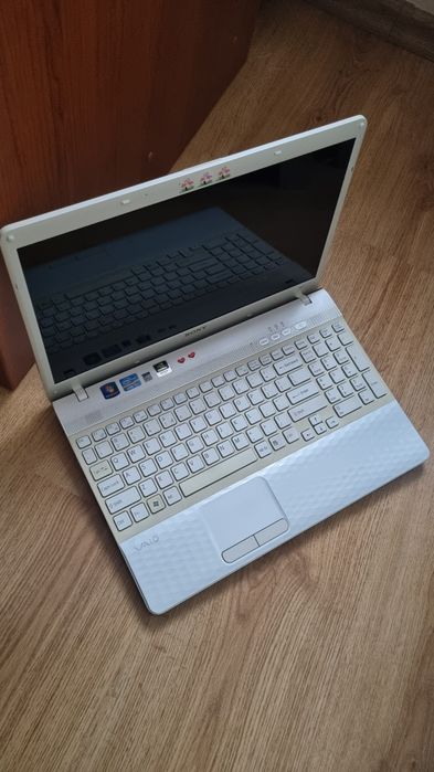 Biały Laptop Sony Vaio VPCEH3S8E z zasilaczem sieciowym