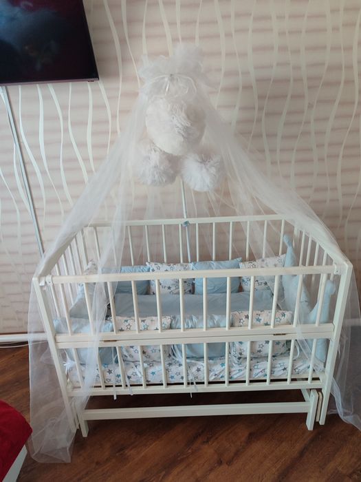 Дитяча кроватка в комплекті