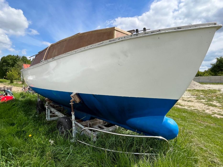 Kadlub jachtu motorowego morskiego z wozkiem portowym