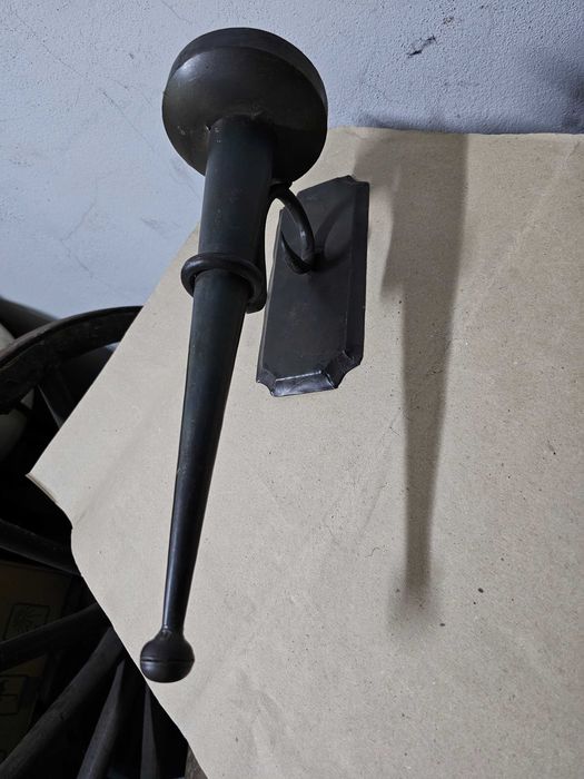 Candeeiro de parede em forma de tocha