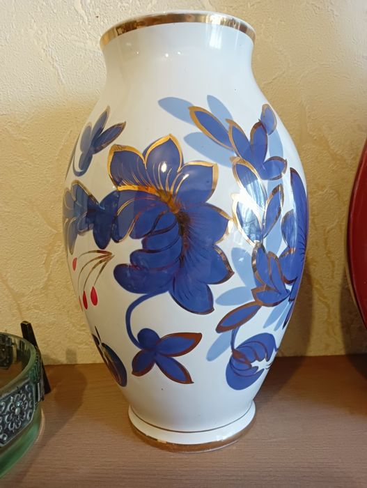 Вазы фарфоровые продам