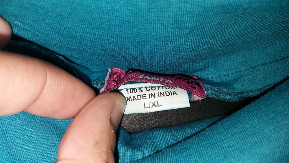 2 Calças largas - uma com flores, tons de azul e outra em roxo L/XL