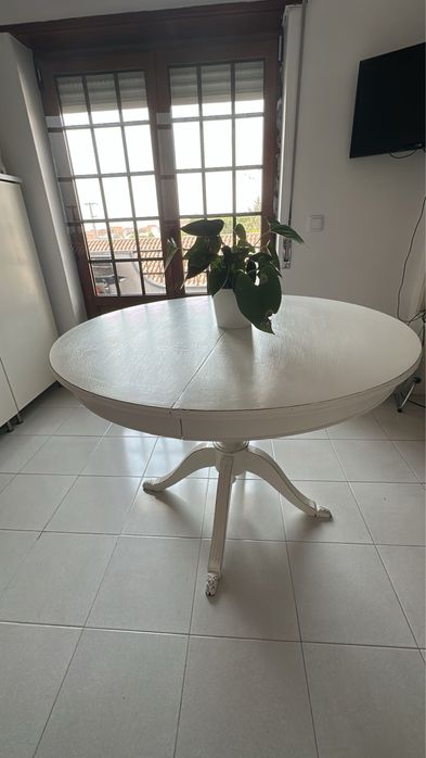 Mesa Redonda Branca + 2 Cadeiras Estilo Bistrô