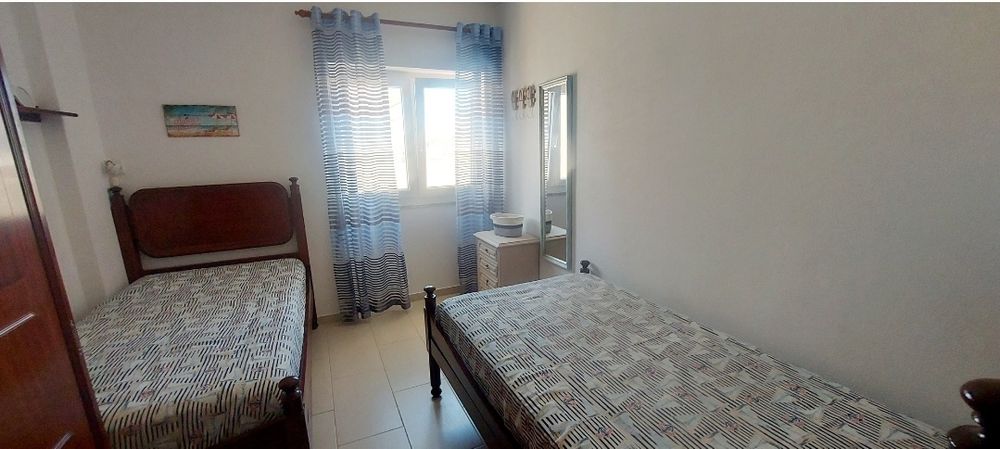 Mobília de quarto - Roupeiro e 2 camas individuais