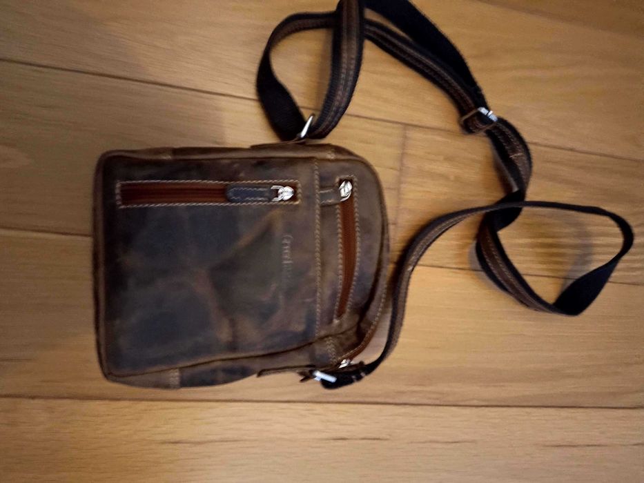 Bolsa em pele com alça ajustável