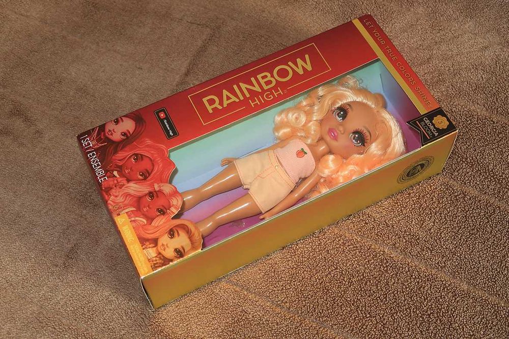 Boneca Rainbow High nova em caixa