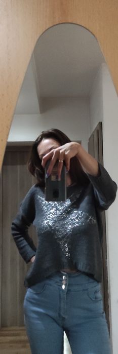 Luźny szary sweterek oversize z gwiazdą