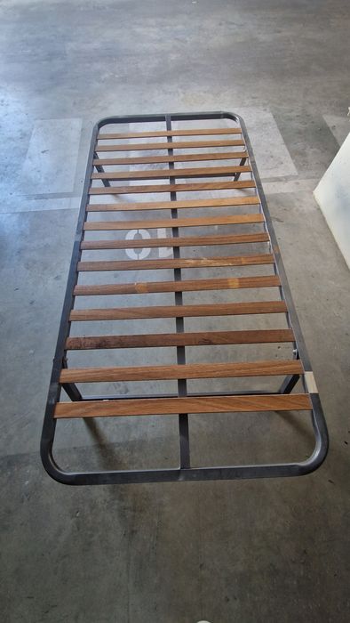 Sommier 190cm de comprimento x 90cm de largura