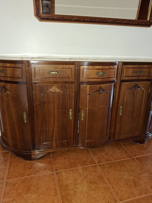 Aparador com três gavetas e espelho