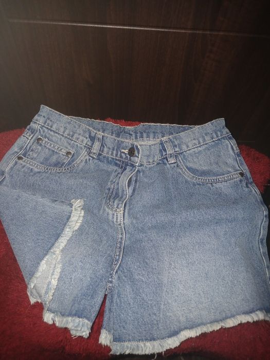 Продам новые джинсовые шорты на девочку.