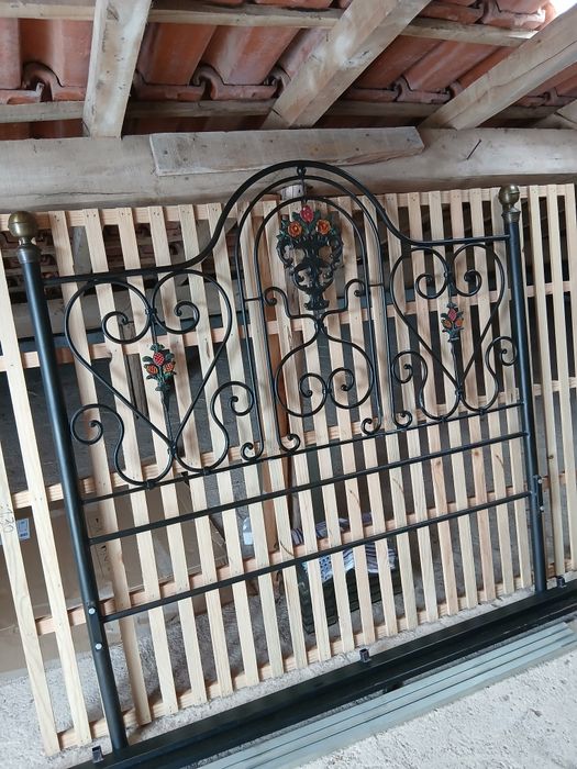 Vendo cama de casal em ferro com estrado com pouco uso