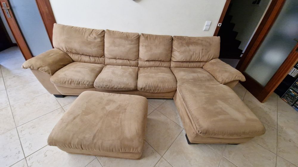 Sofá chaise long com 3 lugares e puff grande