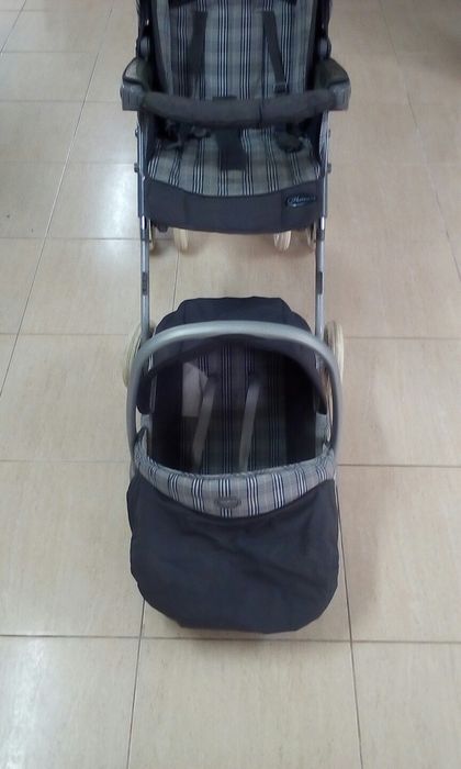 Vendo carrinho de bebê.