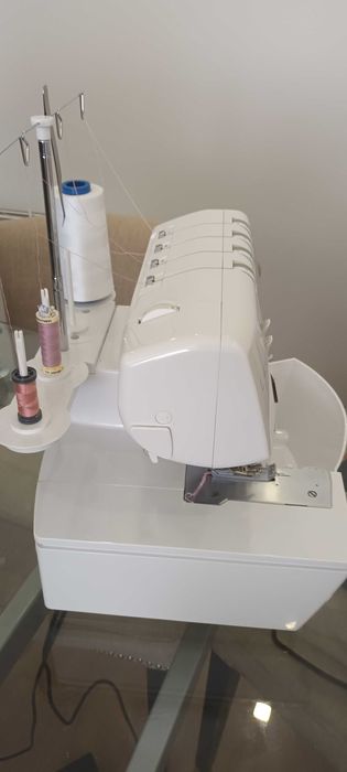 Maquina de Corte e Cose Overlock Bernina L450