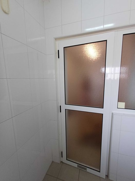 Janela de alumínio branco com vidro fosco