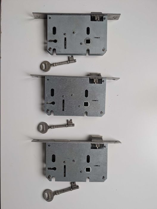 3 Fechaduras de embutir para porta com chaves – usadas