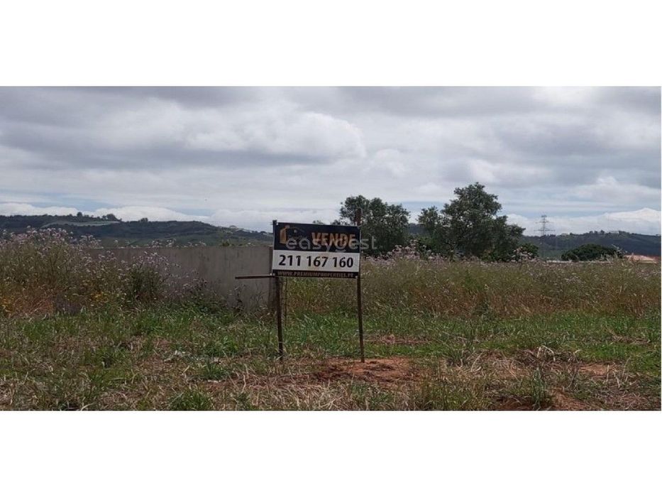 Um Terreno para se poder construir uma moradia até 452 m2