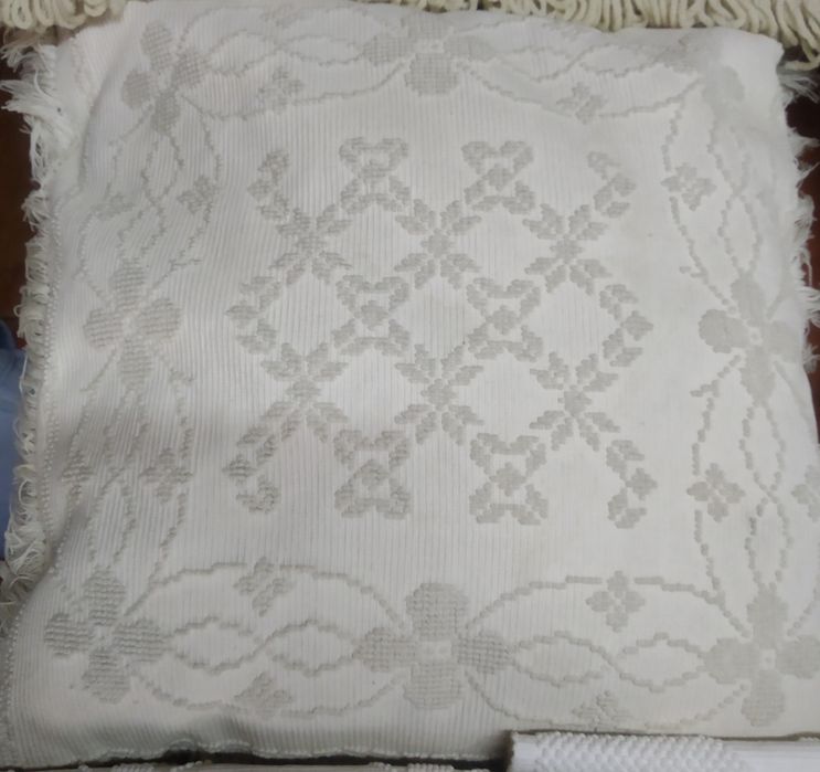 Almofadas de Arraiolos e de Linho e Naprons de Linho