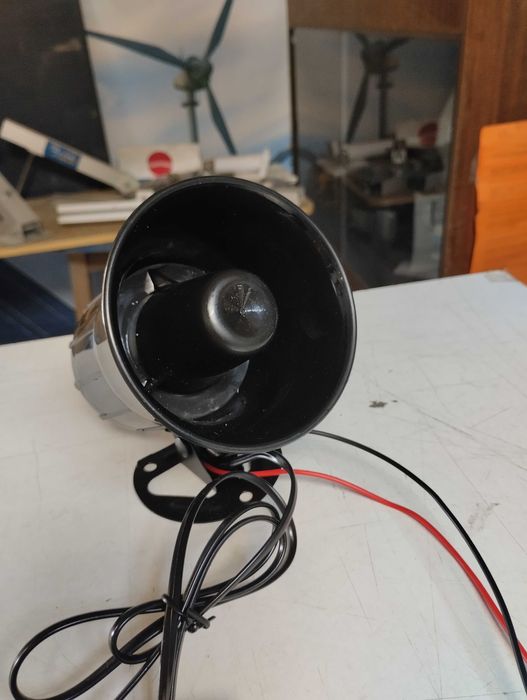 Sirene automotiva de 115 db 20 watts com 3 sons selecionáveis