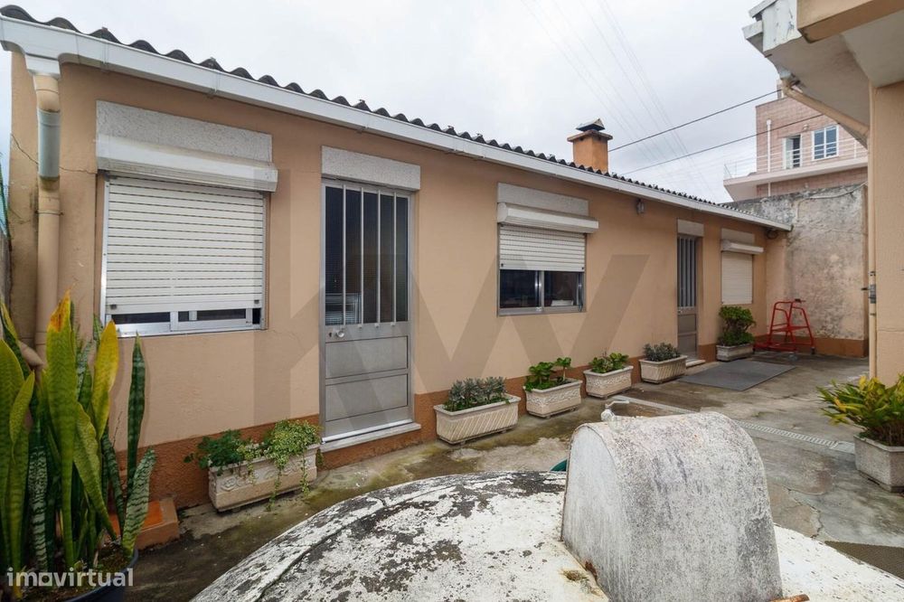 Moradia Térrea T2/T4 em Serzedo com Potencial de ser  T3 e Anexo T1 In