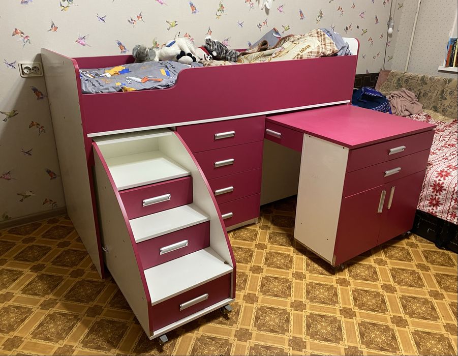 Продам дитяче ліжко з матрацом і столом